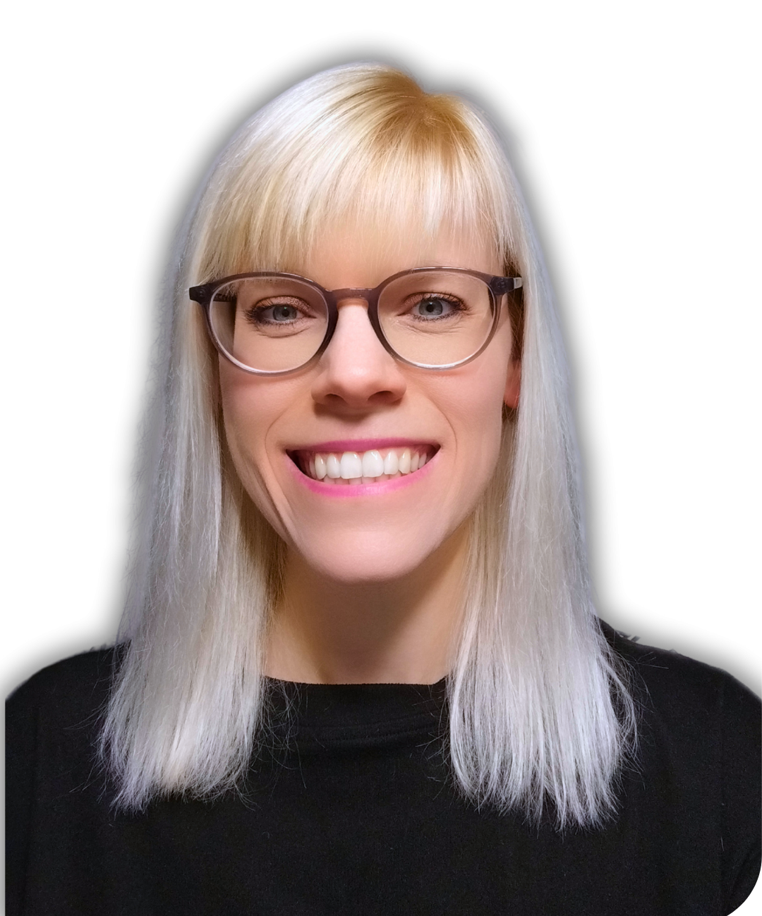 Lächelnde Frau mit blonden Haaren und Brille, trägt ein schwarzes Oberteil.