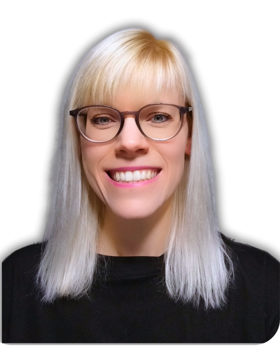 Lächelnde Person mit blonden, langen Haaren und Brille, schwarzem Oberteil.