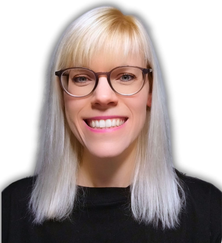 Lächelnde Person mit blonden, schulterlangen Haaren und Brille vor hellem Hintergrund.