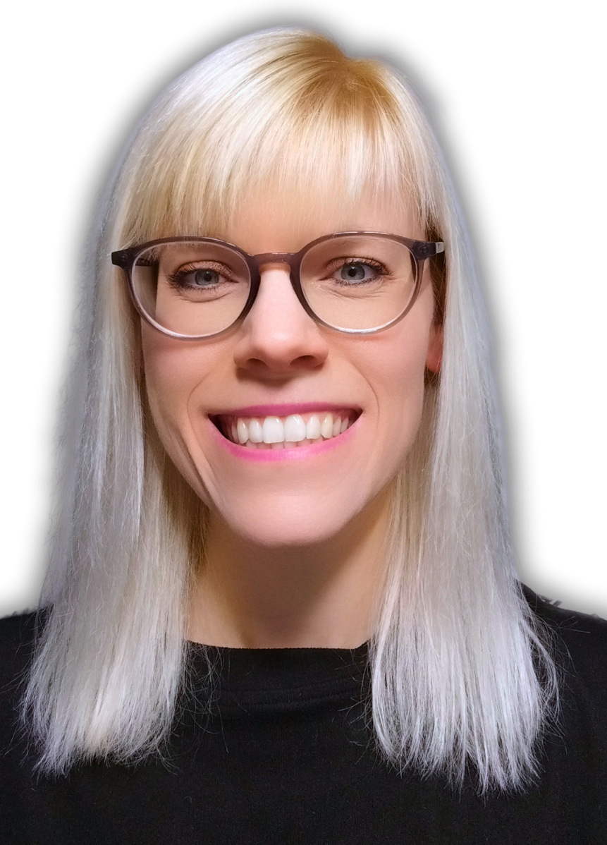 Blonde Frau mit Brille und Lächeln, trägt ein schwarzes Oberteil.