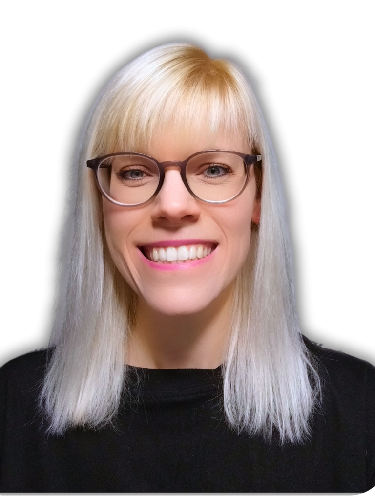Junge Frau mit blonden Haaren und Brille, lächelt freundlich in die Kamera.