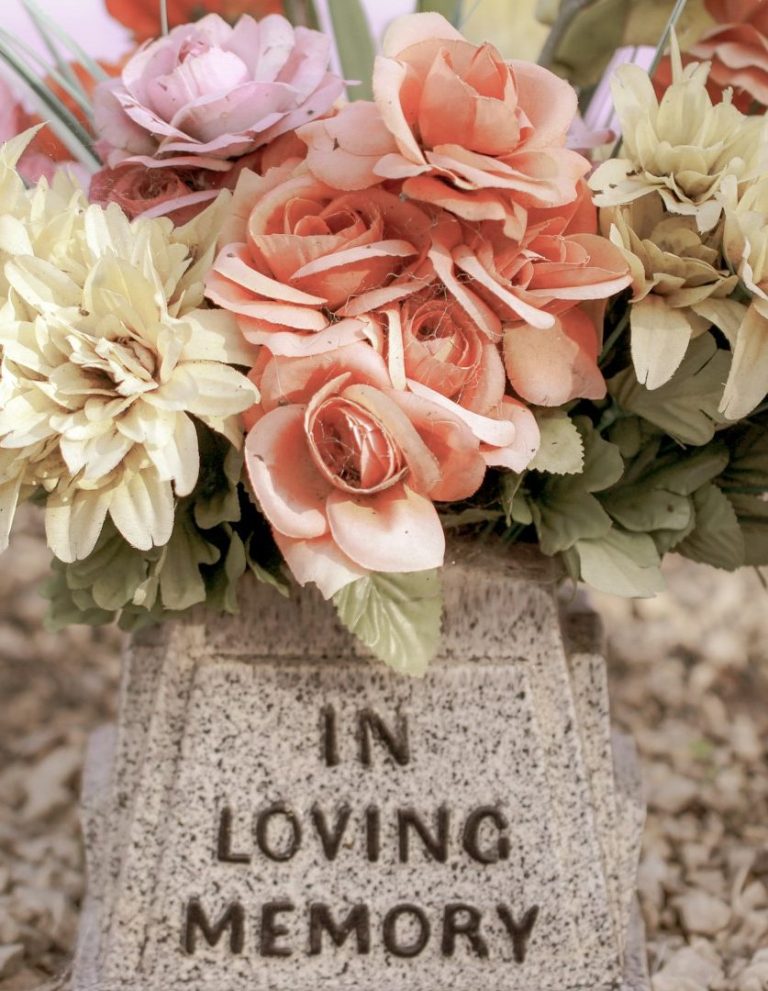 Getigertes Kätzchen liegt entspannt in einem Körbchen mit Sonnenlicht.