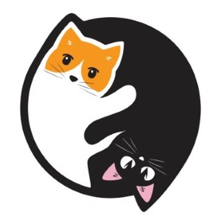 Zwei Katzen, orange-weiß und schwarz, die sich in einem Kreis umarmen.