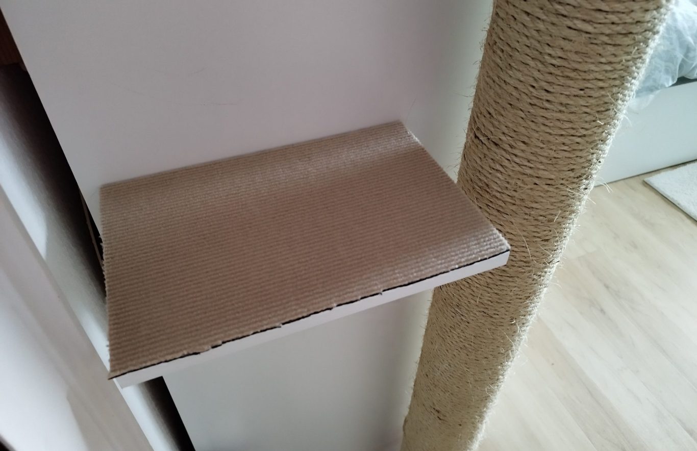 Wohnraum katzengerecht gestalten, Gegenstände nutzen Brauner flacher Ablageboden neben einem Sisalkratzbaum an einem Kleiderschrank zum Klettern für Katzen